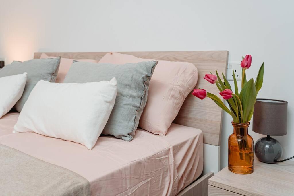 Apartment Beautiful 2bdr And Great Location! *