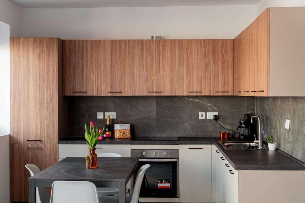 Apartment Beautiful 2bdr And Great Location! *