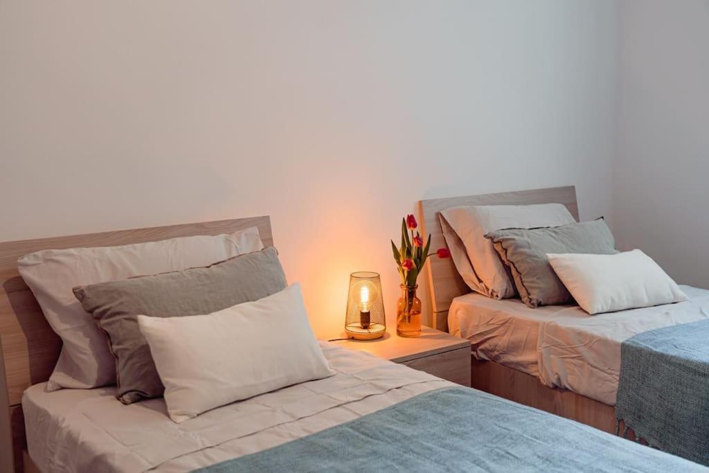 Beautiful 2bdr And Great Location! *