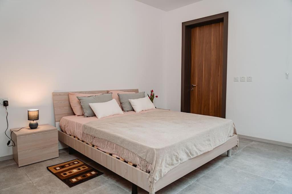 Apartment Beautiful 2bdr And Great Location! *