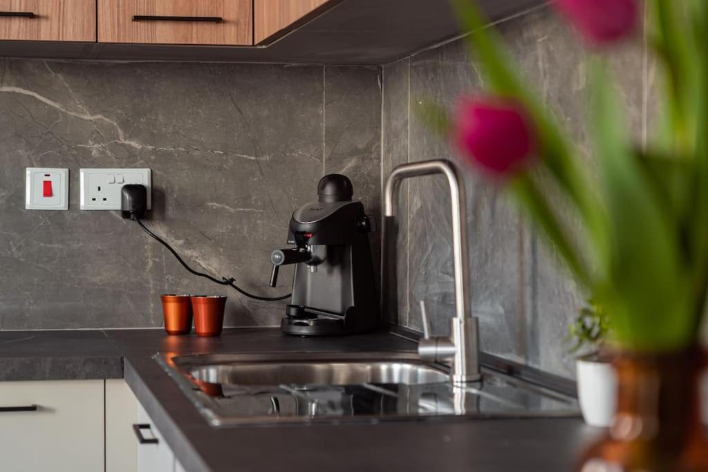 Apartment Beautiful 2bdr And Great Location!