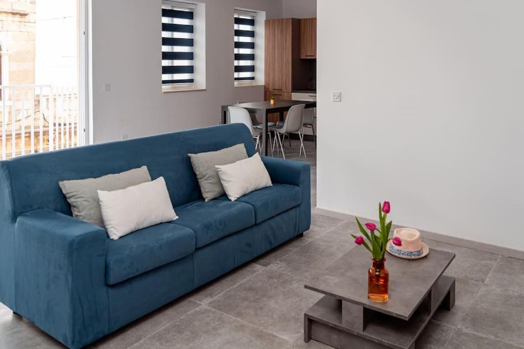 Apartment Beautiful 2bdr And Great Location! *
