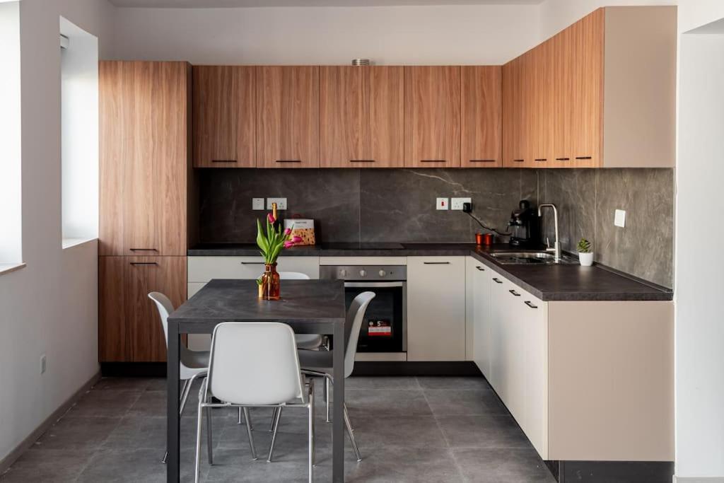 Apartment Beautiful 2bdr And Great Location! *